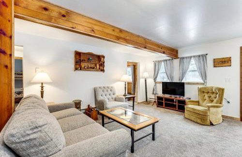 2 Ponds and Trail Access Peaceful Cabin in Calumet! - Foto 2