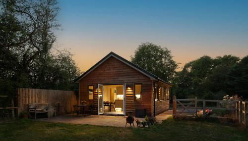 Lakeside Lodge - Photo 1, Garden