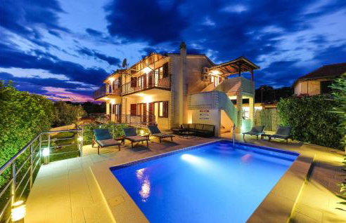 Relaxing Holiday Home With Pool, Fitness Area, and Entertainment Facilities - Photo 1