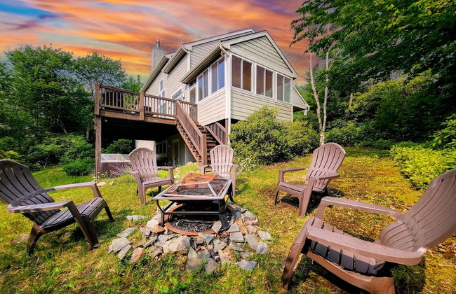 The Nest at Pinecrest by Avantstay Hot Tub Spacious Deck Game Room Fire Pit - Foto 1