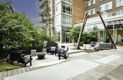 Posh 2BR Retreat Gym Prkng and Scenic Rooftop - Photo 44