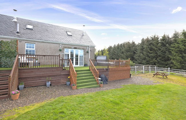 JOIVY Greenknowes Cottage W/ Hot Tub & Fireplace - Photo 13