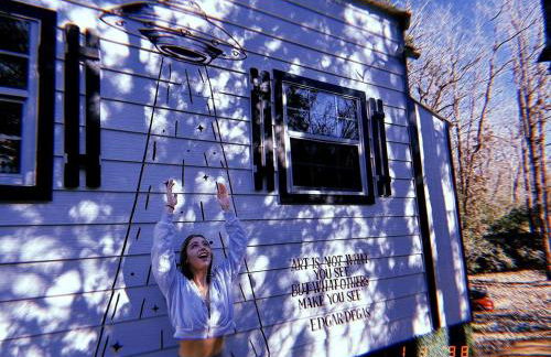 Whimsical Lakefront Tiny Home with Hand-Drawn Doodle Design Near Bastrop, Texas - Foto 12