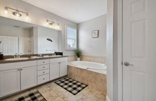 Tampa Private Large House, Game Room & Backyard - Sleeps 12, 4bdr, 3bth, Quiet Community, Near Everything in Tampa & St Pete - Foto 52