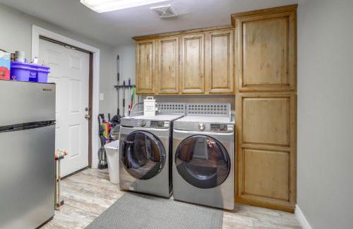 Fire Pit and Grill Spacious Forest Lakes Chalet - Foto 32