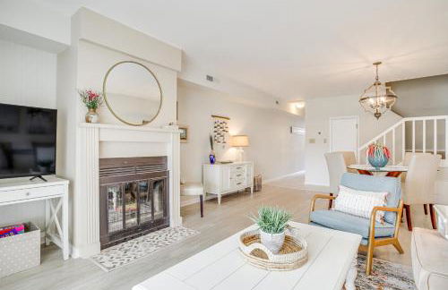 Porch and Water Views Getaway in Mallard Lakes - Foto 1