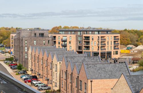 Modern Canal-Side Apartment in Milton Keynes - Photo 23