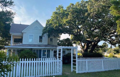 Historic Old Oak Cottage-Great water views! - Foto 1