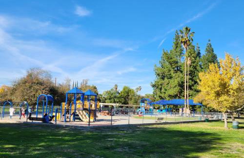 4 BR Encino Home w/ Amazing Yard, Near Everything - Foto 55