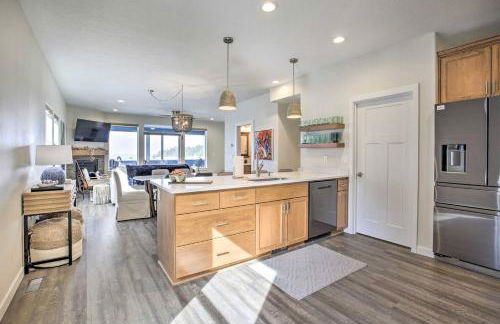 The Moby House Coastal Retreat with Ocean Views & Hot Tub - Foto 12