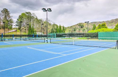 Balcony and Pool Access! Couples Escape in Lake Lure - Foto 25