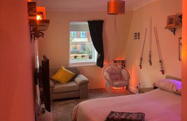 Stylish 2 bedroom West End flat - Photo 5