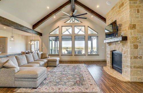 Elegant Sunset Meadow Ranch in Texas with Hot Tub - Photo 3