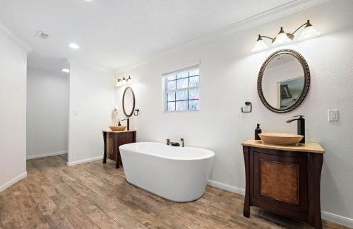 The Pines I Sleeps 12 I Private Pool I Patio & BBQ - Foto 49