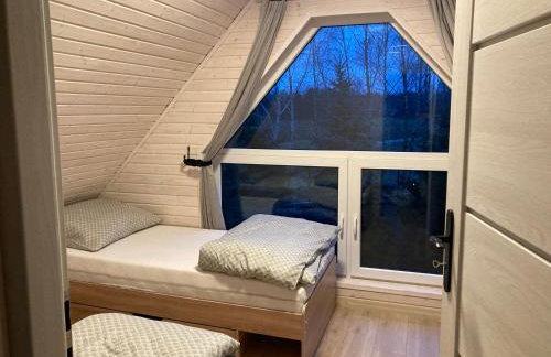 Domek drewniany nad stawem - Foto 11