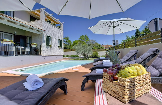 Superb Modern Villa With Pool, Large Fenced Yard Near the Beach - Foto 34