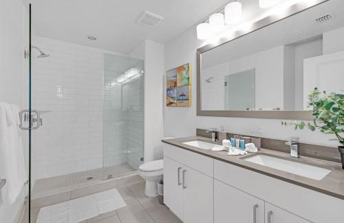 Bright and Airy 2 Bed on Biscayne Blvd with Free Park - Foto 24