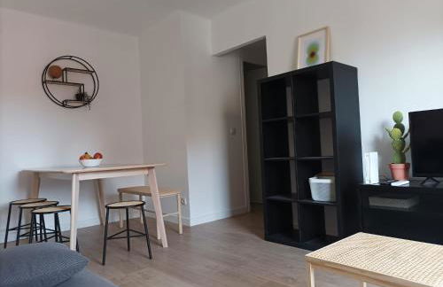 COOL! 5' to metro. 15' to Center/beach by metro. - Photo 32