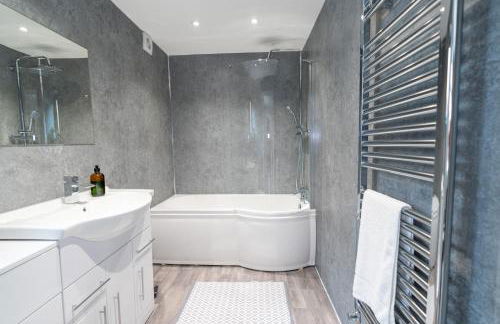 Stylish 4 bed - Contractor Stays, Wi-fi, Plenty of Parking - Foto 21