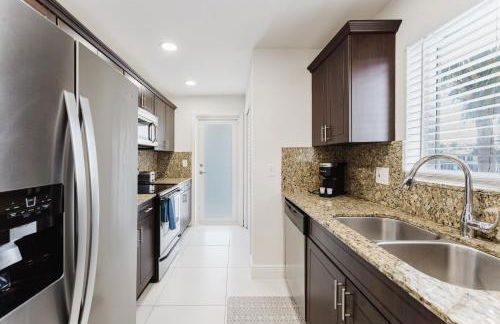 Serene Waterfront 2BR 2BA with Intracoastal Views, Pool, Balcony, Parking - Foto 41