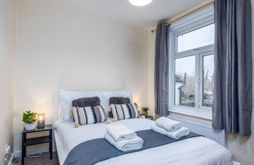 4Bed Central House w Parking & Garden - Foto 8