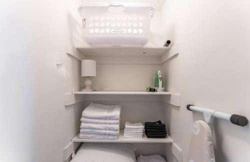 Capitol House - 3 Bed 1 Full and 1 Half Bath, Pet Friendly with Hot Tub walk to Lucas Oil Stadium - Foto 58