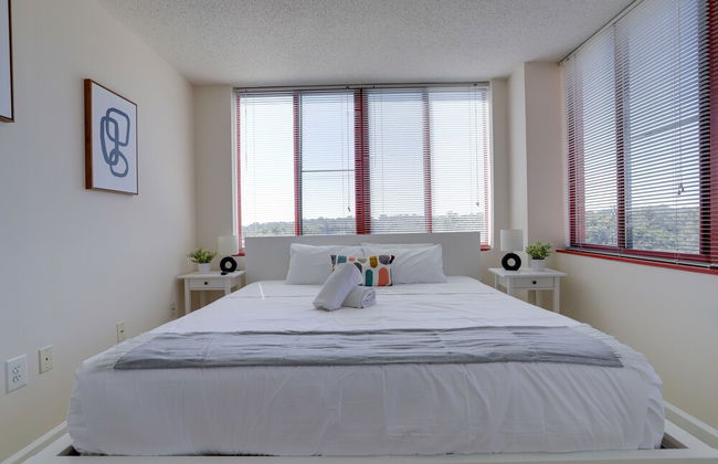 Gorgeous Apt with Rooftop City View - Photo 9