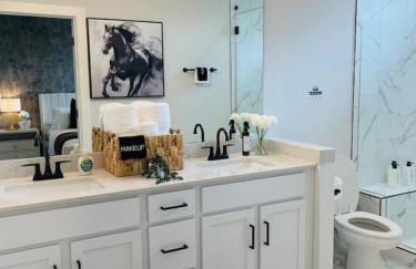 Luxurious Hidden Gem - Downtown Access - Balcony - Foto 16