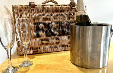 Spacious 5-Bed Detached House, Sleeps 10, Parking - Photo 27