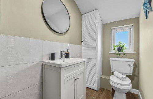 3-BR Luxe Cowes Cottage Harbour Views, Sleeps 6, with Private Garden - LONG TERM STAY WINTER SPECIAL OFFER AVAILABLE! - by Blue Puffin Stays - Foto 11