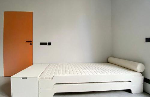 Room with a bathroom and private entrance door - Photo 16