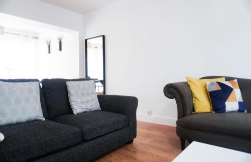 Spacious 3BR Weekend Getaway Home Near Etihad and Coop Live - Free Parking! - Foto 9