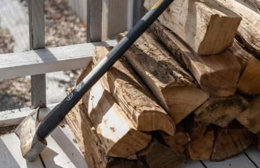 Chic Cabin with Hot Tub and Fire Pit - Foto 35