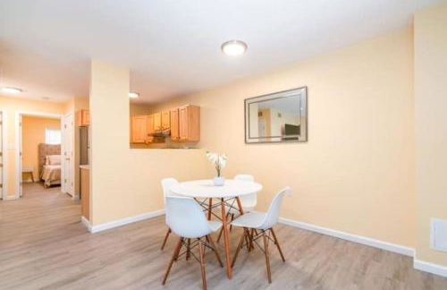 Gorgeous Waterfront 2 Bedroom 1 Bath Modern Home. - Foto 4