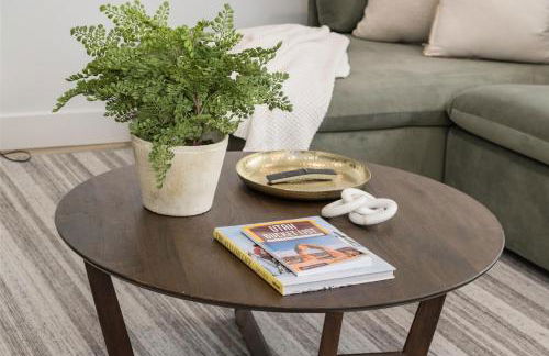 Light-Filled Modern Flat Near 25th Street Fun - Photo 13