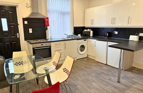 Newly Refurbished 2-Bedroom House in Manchester Ideal for Contractors with Free Parking & WiFi - Foto 11