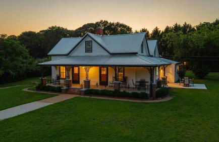 The Bulldog Farmhouse - 100 year old home - Foto 1