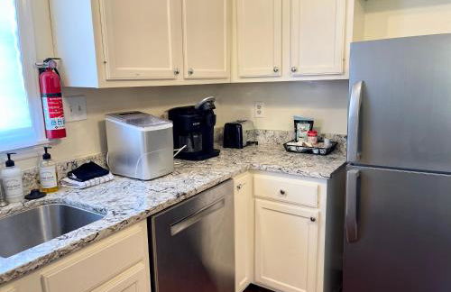 3 Bed 2 Bath House, Quiet & downtown Smart TVs in all rooms, Whole house to yourself - Foto 6