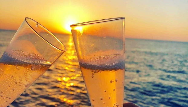 Passeio de barco ao entardecer saindo de Cala’n Bosch - Foto 5, Brindando com as taças de cava