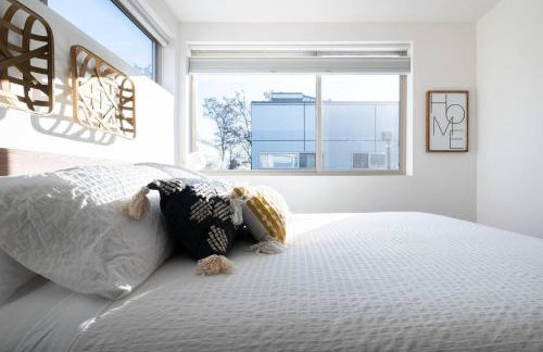 Walk to Restaurants from a Designer Cap Hill Home - Foto 6