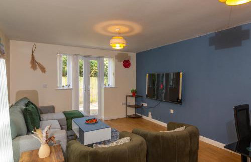 The Vogue Stay, 3 Bedrooms, 2 bathrooms, Ideal for JR & Oxford Hospitals, FREE CarPark, Conveniently located for Ring Road access, 2 miles from Oxford City Centre easy car & bus route - Foto 11