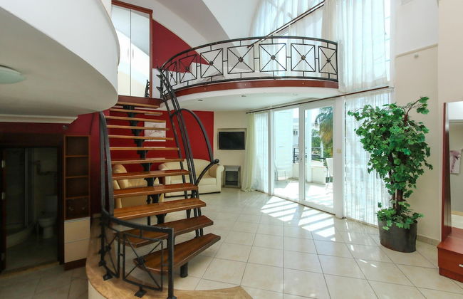 Seahorse Deluxe Hotel - Photo 9