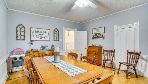 Decatur Farmhouse Getaway with Deck and Backyard - Foto 2