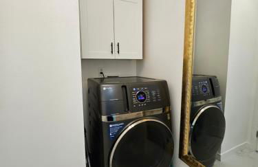 Modern Marble Retreat Private Gated ADU with Laundry & Parking - Foto 7