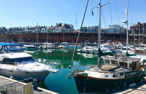 Marina Retreat - Stunning 4 bedroom, 3 bathroom house with harbour views! - Foto 12