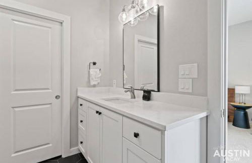 Enjoy DT Newly Renovated & Patio and Free Swim Club by Austin Vacay - Foto 18