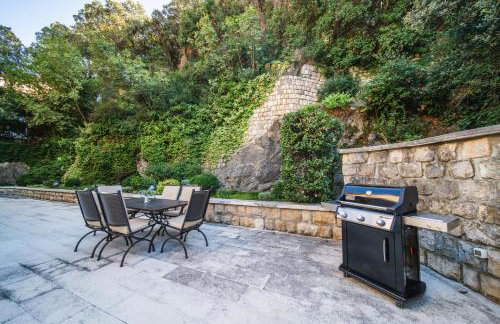 City Beach Villa with Pool and Sea View - Foto 70