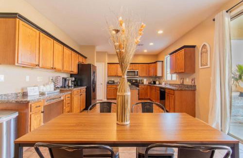 Heated Pool • Mini Golf • Huge Backyard • King Bed - Foto 19