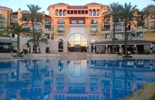 Luxury 2 bedroom 2 bathroom South facing second floor apartment - Foto 8