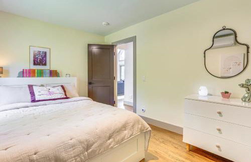 Walk to Bethel Woods Family Home with Deck and Views! - Foto 16